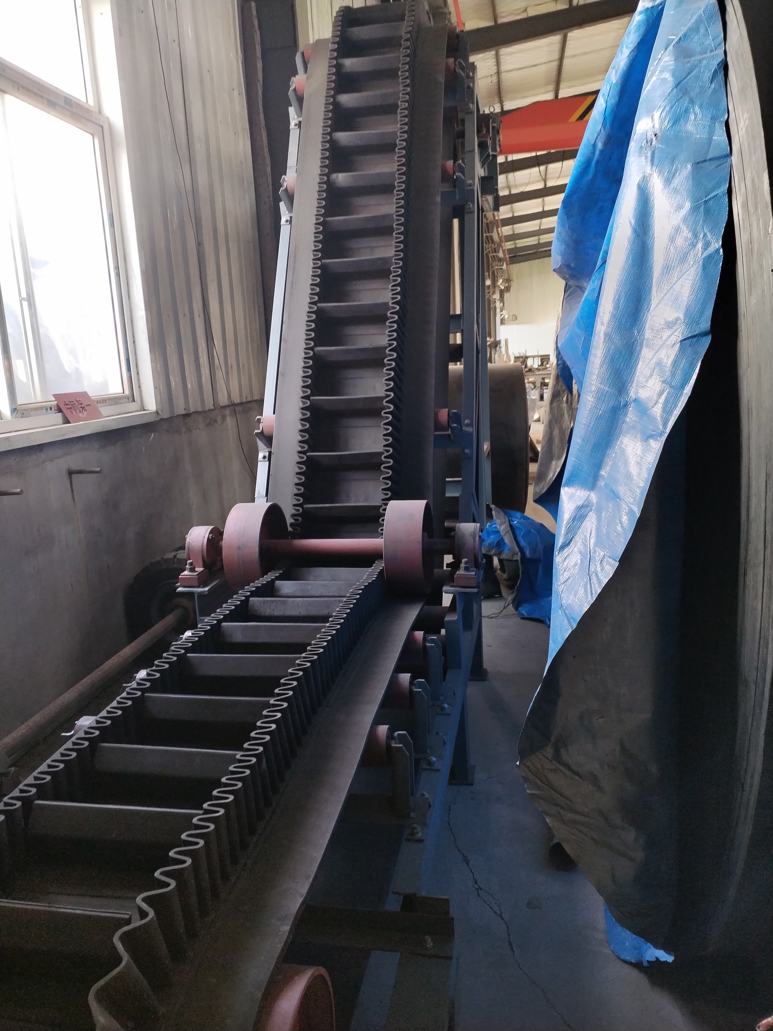 北京帶式輸送機，青島樂途行工業(yè)設(shè)備.jpg